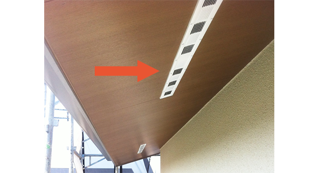 軒裏の中間に取り付けた事例